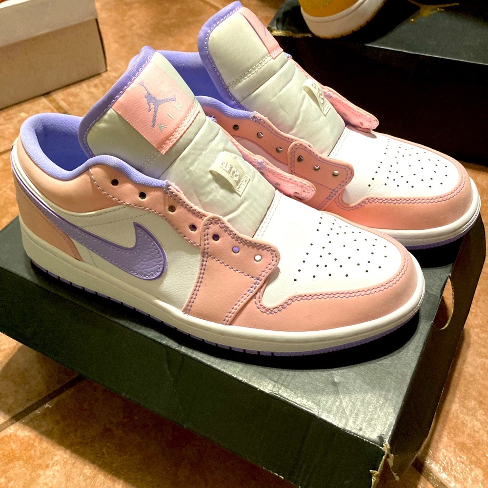 Jordan 1s Purple Woman’s Size 7 Jordan 11s size 6 cituris